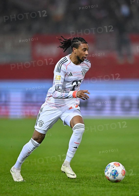 Michael Olise FC Bayern Munich FCB (17) Action on the ball Voith-Arena, Heidenheim, Baden-Württemberg, Germany