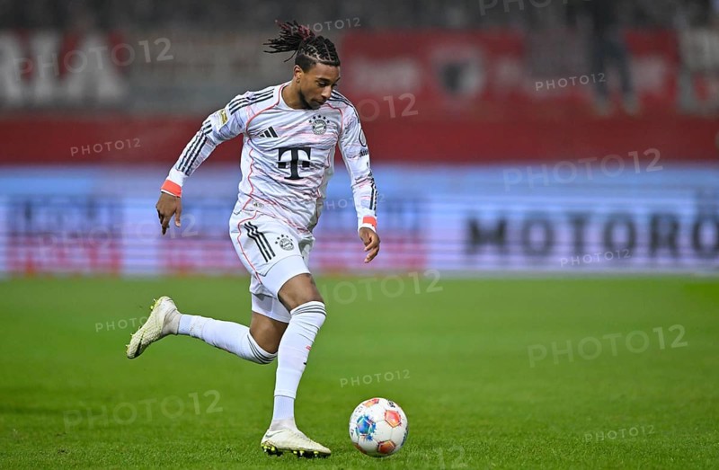 Michael Olise FC Bayern Munich FCB (17) Action on the ball Voith-Arena, Heidenheim, Baden-Württemberg, Germany