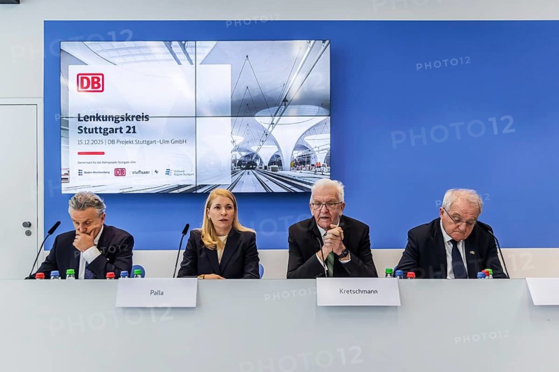 Special meeting of the Stuttgart 21 steering committee: from left Frank Nopper (Mayor of Stuttgart), DB CEO Evelyn Palla, Minister President Winfried Kretschmann, Rainer Wieland (Chairman of the Stuttgart Region Association) . The reason for the crisis meeting was the further delay to the opening date for the billion-euro project. Stuttgart, Baden-Württemberg, Germany