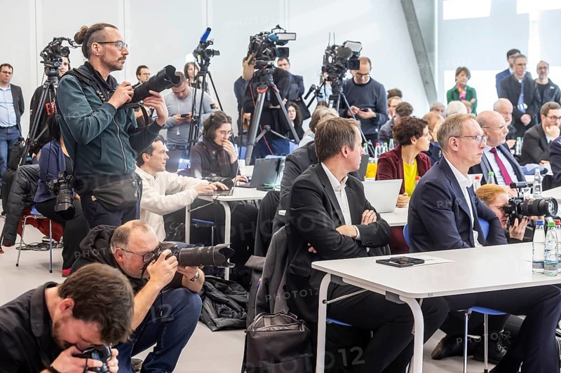 Great media interest following the special meeting of the Stuttgart 21 Steering Committee with railway manager Evelyn Palla and Minister-President Winfried Kretschmann. Press conference with cameras and photographers. Stuttgart, Baden-Württemberg, Germany