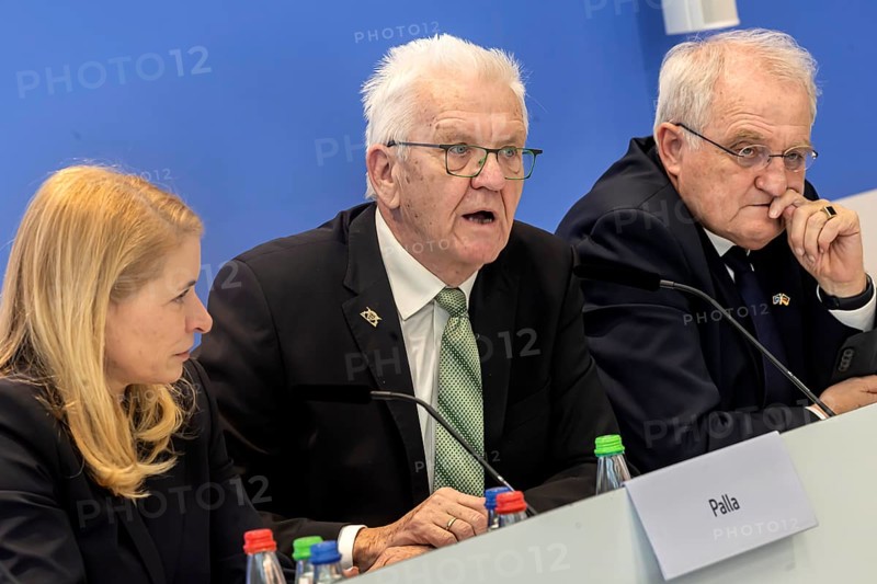 Special meeting of the Stuttgart 21 Steering Committee with DB CEO Evelyn Palla and Minister-President Winfried Kretschmann. On the right, Rainer Wieland, chairman of the Stuttgart Region Association. The reason for the emergency meeting was the renewed delay in the opening date for the billion-dollar project. Stuttgart, Baden-Württemberg, Germany