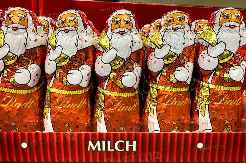 Chocolate Santa Claus chocolate Santa Claus chocolate Santa Claus chocolate Santa Claus sweets from Lindt, lettering milk at the bottom, Germany