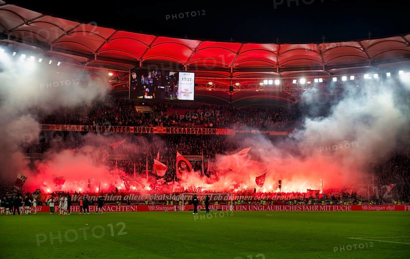 Cannstatter Kurve, VfB Stuttgart, Bengalos, pyrotechnics, pyro, firecrackers, fan block, fans, fan curve, flags, mood, atmospheric transparent, banner, MERRY CHRISTMAS, MHPArena, MHP Arena Stuttgart, Baden-Württemberg, Germany