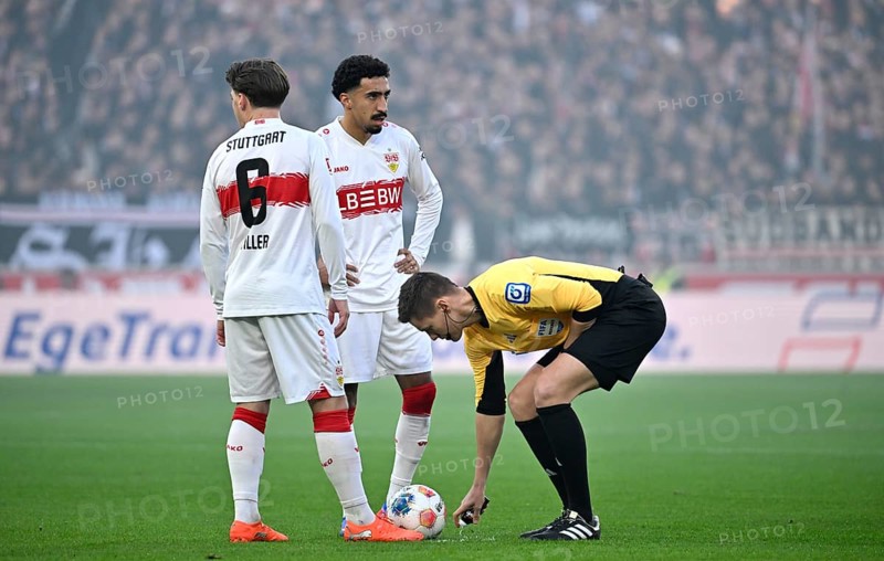 Free kick, referee Daniel Siebert marks position of ball with free kick spray, foam, Angelo Stiller VfB Stuttgart (06) Tiago Tomas VfB Stuttgart (08) MHPArena, MHP Arena Stuttgart, Baden-Württemberg, Germany