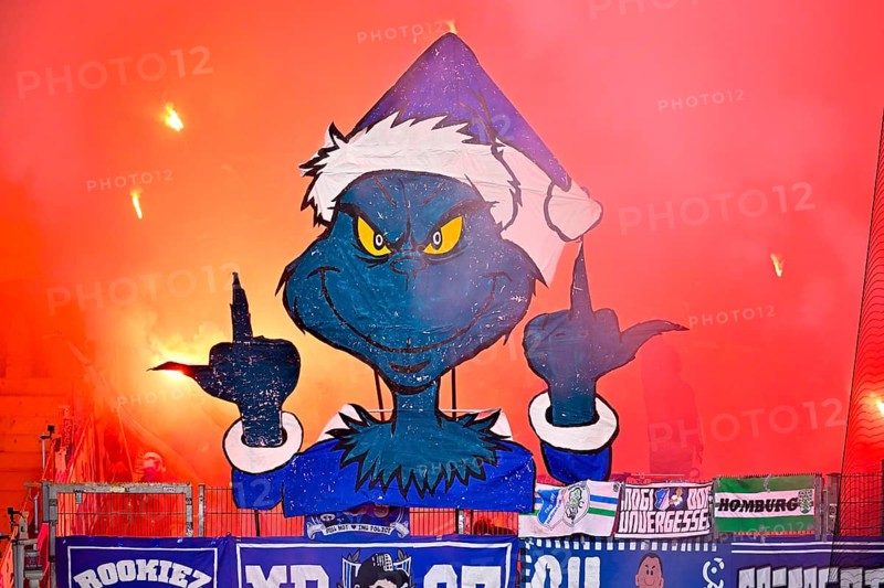 Miesepeter The Grinch shows stinkefinger, middle finger, Bengalos, pyrotechnics, pyro, fireworks, choreo, choreography, fan action TSG 1899 Hoffenheim fan block, fans, fan curve, flags, mood, atmospheric MHPArena, MHP Arena Stuttgart, Baden-Württemberg, Germany