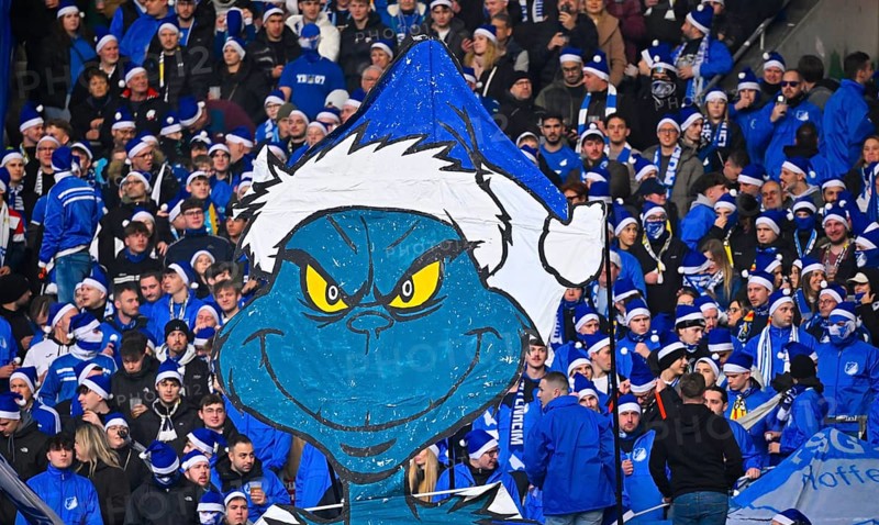 Miesepeter The Grinch shows stinkefinger, middle finger, choreo, choreography, fan action TSG 1899 Hoffenheim fan block, fans, fan curve, flags, mood, atmospheric MHPArena, MHP Arena Stuttgart, Baden-Württemberg, Germany