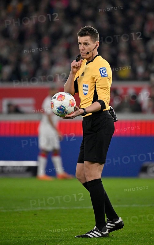 Referee Daniel Siebert at referee ball, gesture gesture whistle at mouth, MHPArena, MHP Arena Stuttgart, Baden-Württemberg, Germany