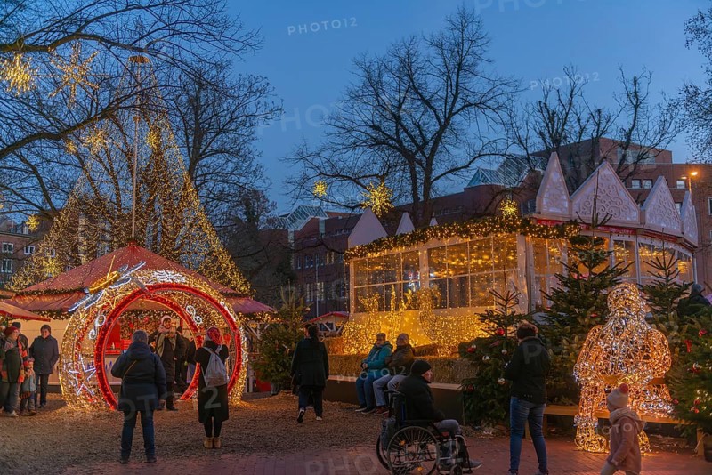 Christmas market on Holstenplatz in Kiel, city center, trees, shops, pedestrian zone, early evening, stalls, visitors, glowing stars, lights, Christmas decorations, fun, festive atmosphere, Christian festival, Santa Claus, light tunnel, Schleswig-Holstein, Germany