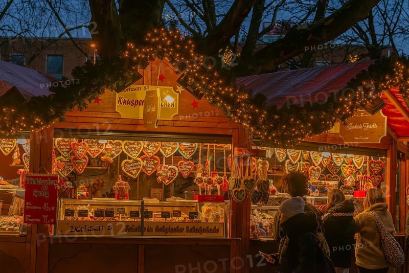 Christmas market on Holstenplatz in Kiel, city center, tree, pedestrian zone, early evening, sales stand with gingerbread, hearts, food, visitors, lights, Christmas decorations, fun, festive atmosphere, Christian festival, Schleswig-Holstein, Germany