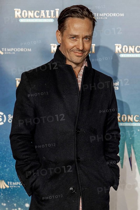 Tom Schilling at the premiere of the 21st Original Roncalli Christmas Circus Berlin at Berlin's Tempodrom on 19.12.2025