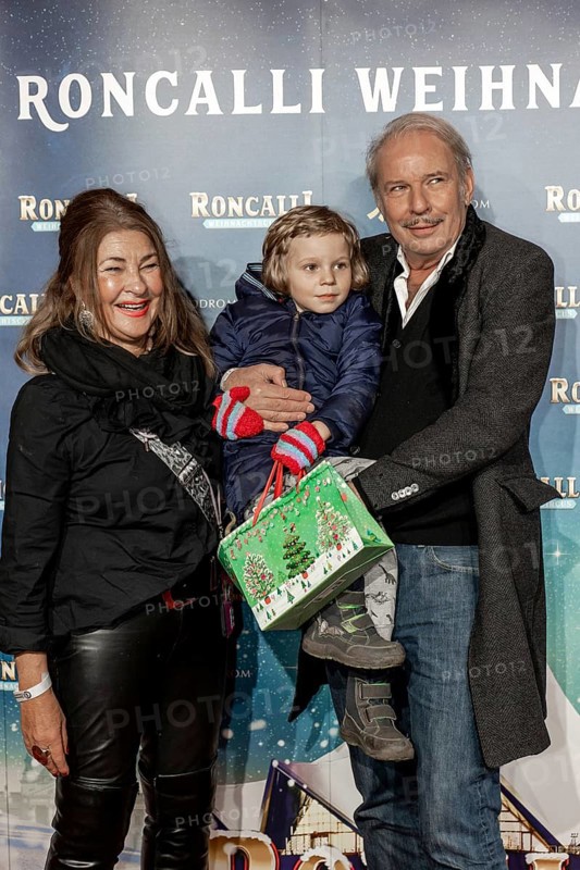 Leander Haußmann with sister Iris and grandson Fritz at the premiere of the 21st Original Roncalli Christmas Circus Berlin in Berlin's Tempodrom on 19.12.2025