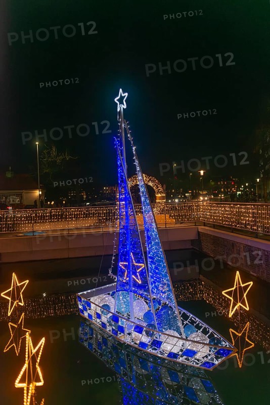 Christmas decoration in Kiel am Holstenfleet, Kleiner Kiel Canal, city center, Christmas, lighting, sparkle of lights, sailboats, stars, water reflection, advent wreath, evening, darkness, Germany