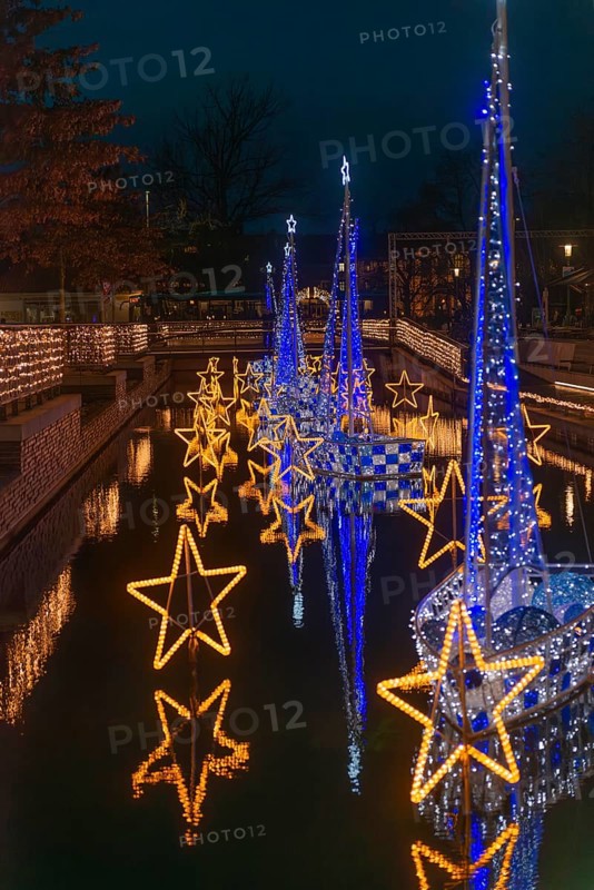 Christmas decoration in Kiel am Holstenfleet, Kleiner Kiel Canal, city center, Christmas, lighting, sparkle of lights, sailboats, stars, advent wreath, bridge, water reflection, evening, darkness, Germany