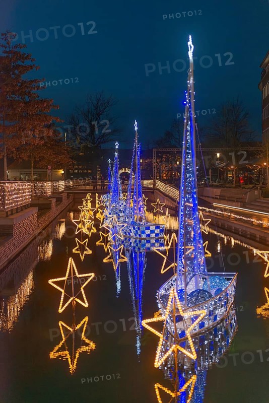 Christmas decoration in Kiel am Holstenfleet, Kleiner Kiel Canal, city center, Christmas, lighting, sparkle of lights, sailboats, stars, advent wreath, water reflection, evening, darkness, Germany