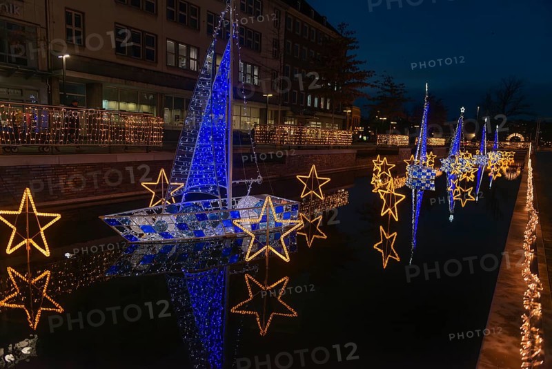 Christmas decoration in Kiel am Holstenfleet, Kleiner Kiel Canal, city center, Christmas, lighting, lights, sailboats, stars, water reflection, evening, darkness, Germany