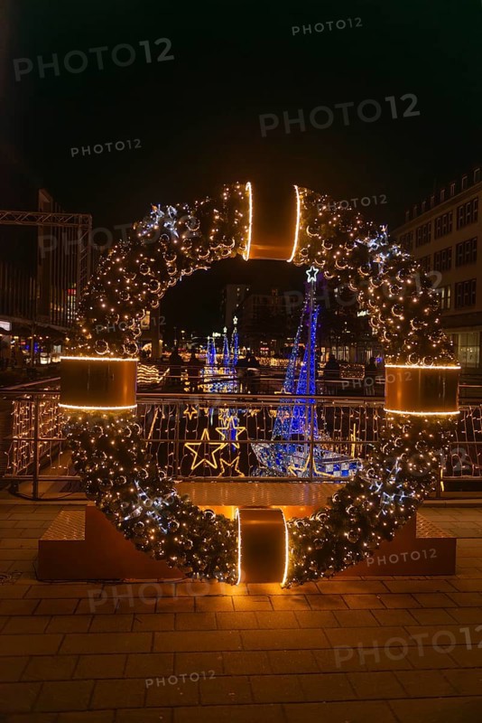 Christmas decoration in Kiel am Holstenfleet, Kleiner Kiel Canal, city center, Christmas, lighting, sparkle of lights, sailboats, stars, water reflection, advent wreath, lettering, evening, darkness, Germany
