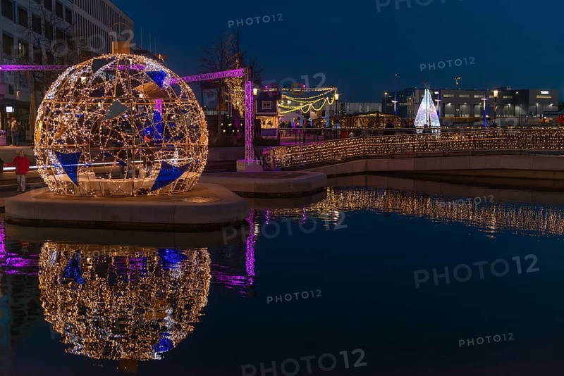 Christmas decoration in Kiel at the boat harbor, festive lighting, lights, Christmas ball, shops, evening, darkness, fairy lights, sailboat, shops, water reflection, Schleswig-Holstein, Germany