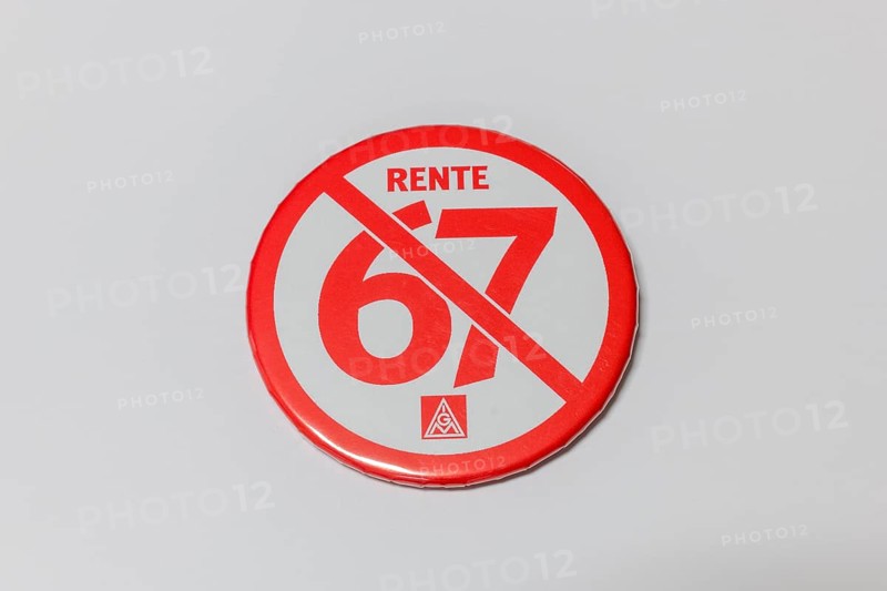 A round button with the inscription Pension 67 crossed out as a protest symbol, Germany