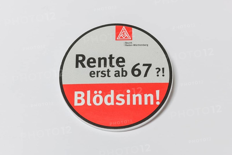 A round button with criticism of retirement only from 67 in red and white design, Germany