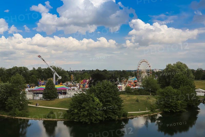 Fairground in Ulm Friedrichsau, folk festival, hustle and bustle, ferris wheel, amusement park, amusement attraction, ride, blue sky, clouds, natural lake, Ausee, Ferris wheel, Ulm, Baden-Württemberg, Germany