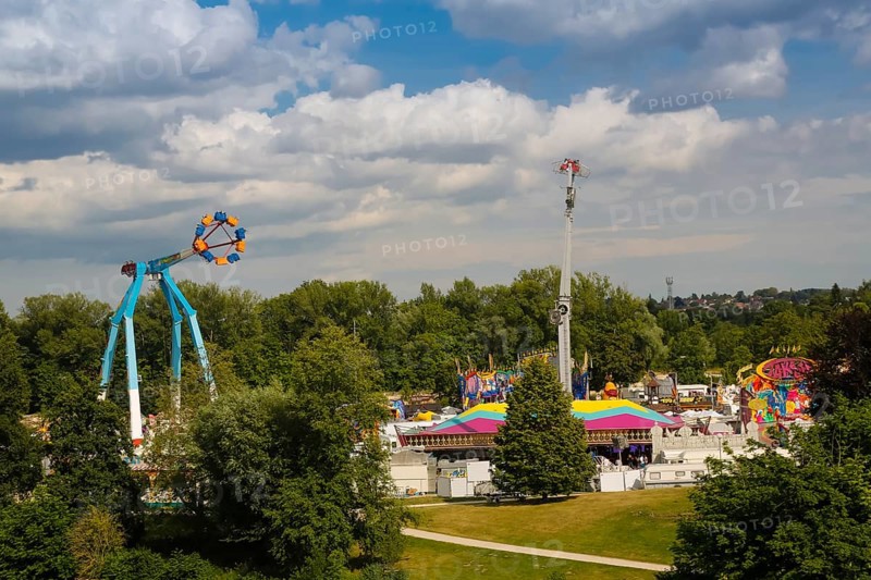 Fairground in Ulm Friedrichsau, folk festival, hustle and bustle, amusement park, amusement attraction, ride, blue sky, clouds, left Artistico the largest transportable swing in the world, right No Limit carousel, Ulm, Baden-Württemberg, Germany