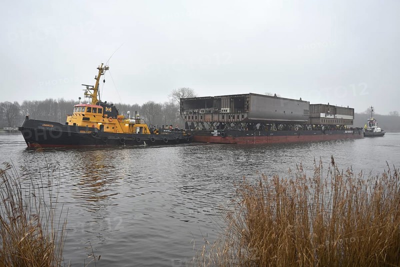 Tugboats bring ship parts through the Kiel Canal, NOK, Kiel Canal, Kiel Canal, Schleswig-Holstein, Germany