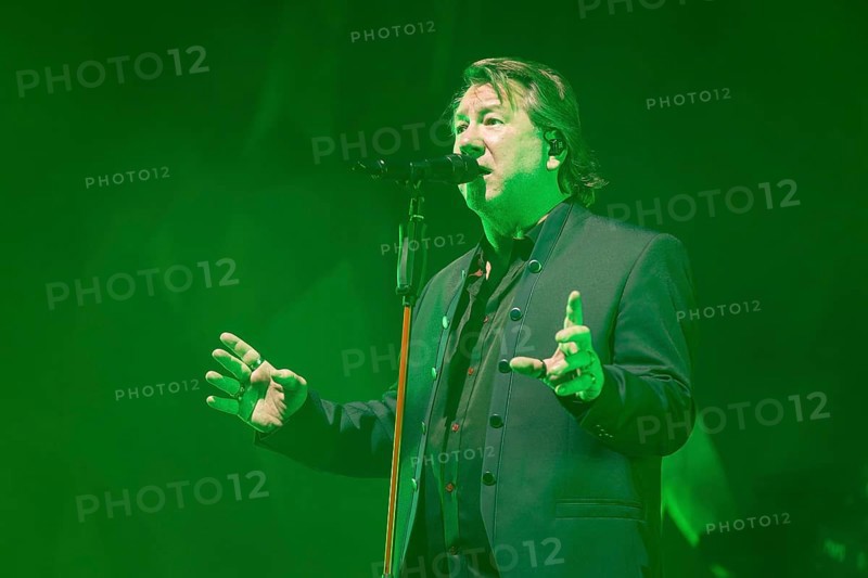 Claudius Dreilich, singer of Karat live on 50 years of KARAT tour in Berlin's Max-Schmeling-Halle on 19.12.2025