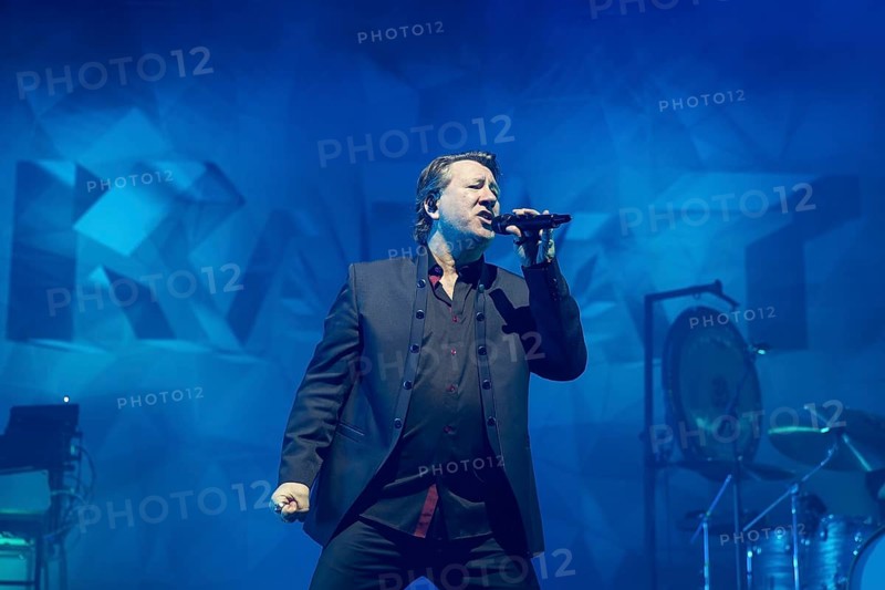 Claudius Dreilich, singer of Karat live on 50 years of KARAT tour in Berlin's Max-Schmeling-Halle on 19.12.2025