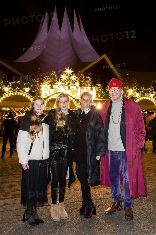 Reiner Schöne with woman Anja Schöne and children Charlotte-Sophie and Olivia at the premiere of the 21st Original Roncalli Christmas Circus in Berlin's Tempodrom on 19.12.2025