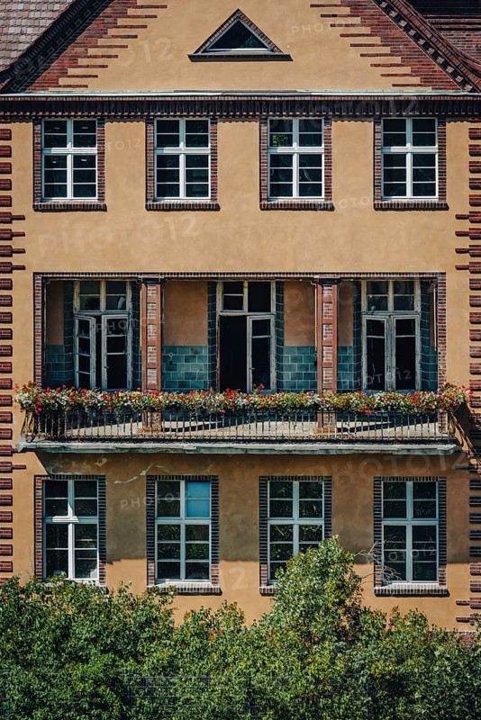 Façade with balcony and flower boxes, Lost Place, Heilstätten Beelitz, Brandenburg