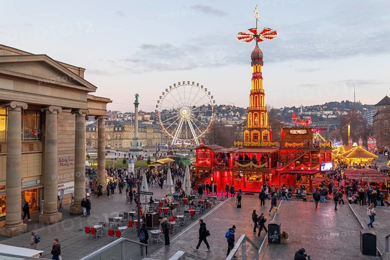 Stuttgart 2025 Christmas market on Schlossplatz with festive lights, a Christmas pyramid, mulled wine, traditional treats and artisan stalls. Magical light installations and lively atmosphere