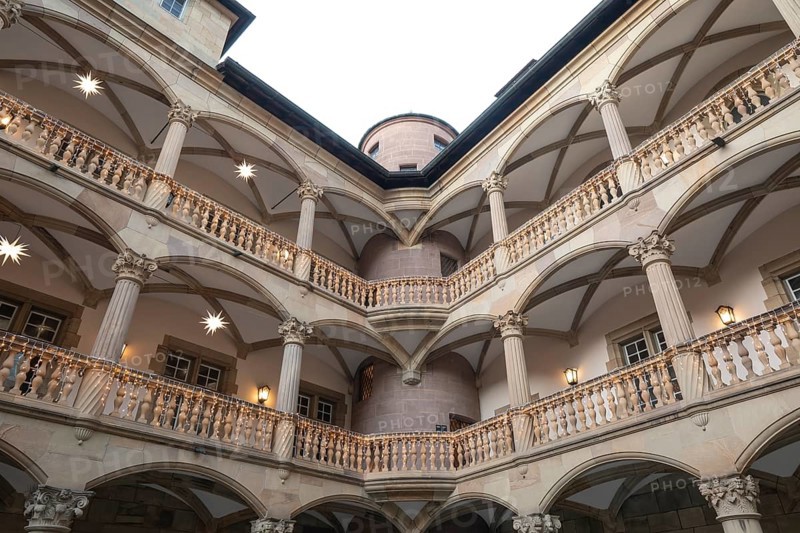 At Christmas time, the Old Palace in Stuttgart shines with festive poinsettias in the courtyard. The atmospheric lighting creates a romantic atmosphere and invites you to relax