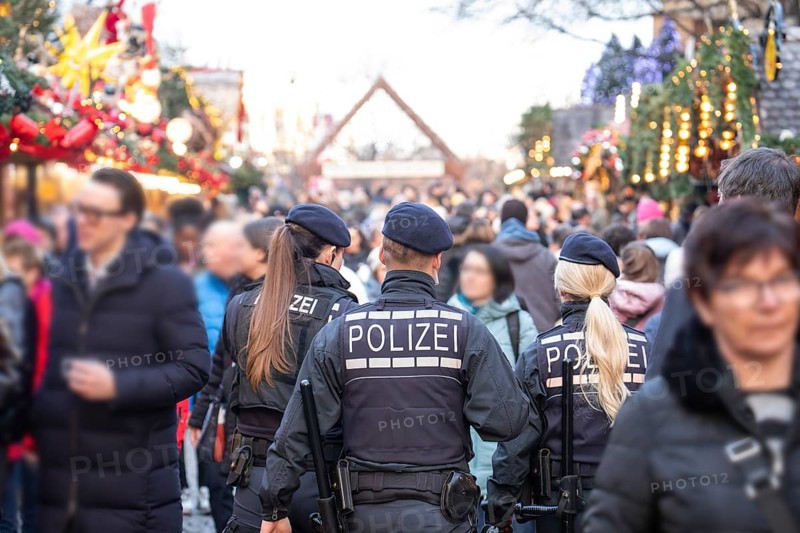 Three police officers are patrolling the Stuttgart 2025 Christmas market. Their presence ensures safety and ensures that visitors can enjoy a carefree celebration