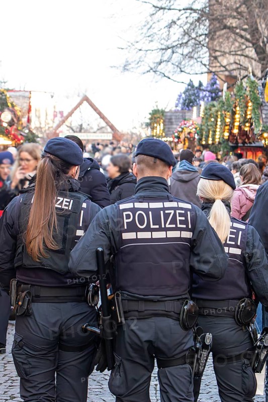 Three police officers are patrolling the Stuttgart 2025 Christmas market. Their presence ensures safety and ensures that visitors can enjoy a carefree celebration