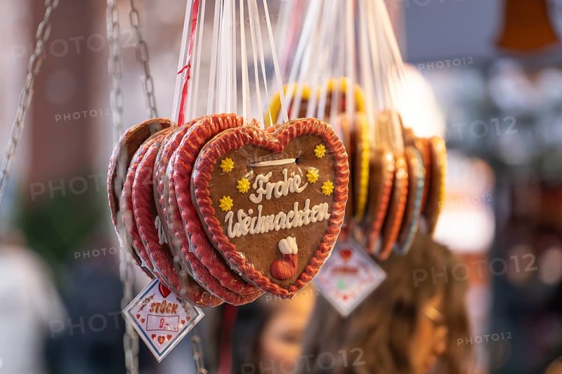 Colourful gingerbread hearts hang on the festive stands at the Stuttgart Christmas market. They are a popular sweet treat and embody the Christmas atmosphere. The selection is large and invites you to feast and give as a gift