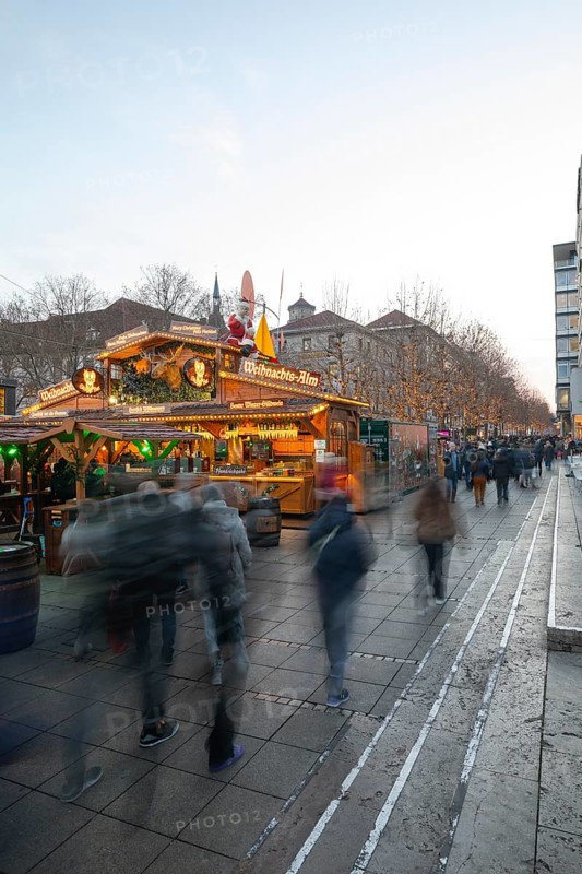 Königstraße with Stuttgart 2025 Christmas Market on Schlossplatz with festive lights, a Christmas pyramid, mulled wine, traditional delicacies and artisan stalls. Magical light installations and lively atmosphere
