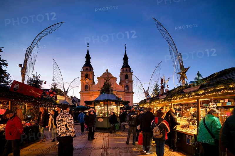 Protestant city church, angel figure, angel motif, people, visitors, baroque Christmas market, blue hour, dusk, Ludwigsburg, Baden-Württemberg, Germany