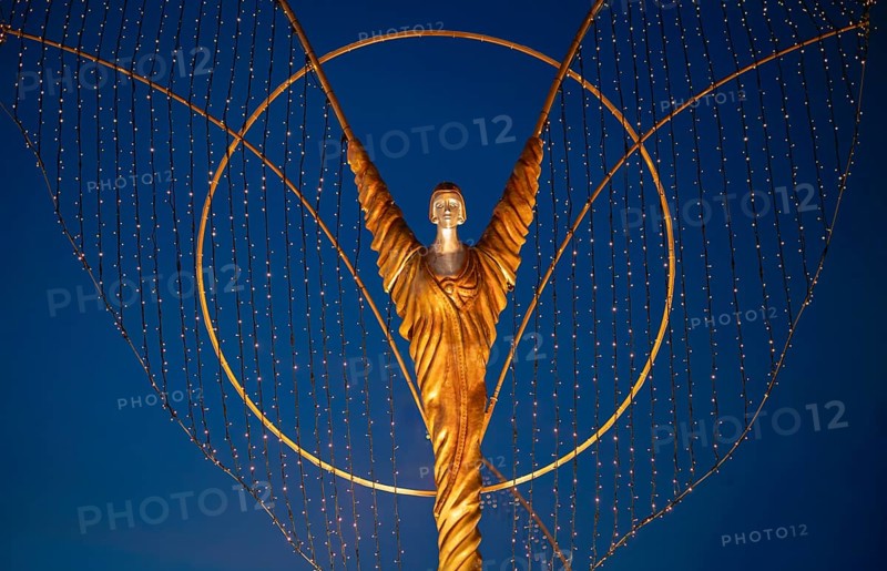 Golden angel, angel figure, angel motif, baroque Christmas market, Ludwigsburg, blue hour, dusk, Baden-Württemberg, Germany