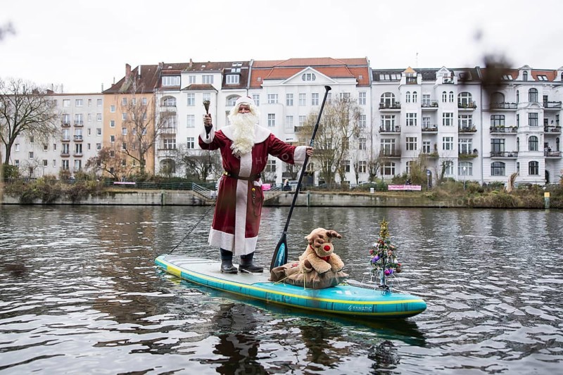 A water sports enthusiast dressed up as Santa Claus rides a SUP on the Spree in Berlin on 30.11.2025