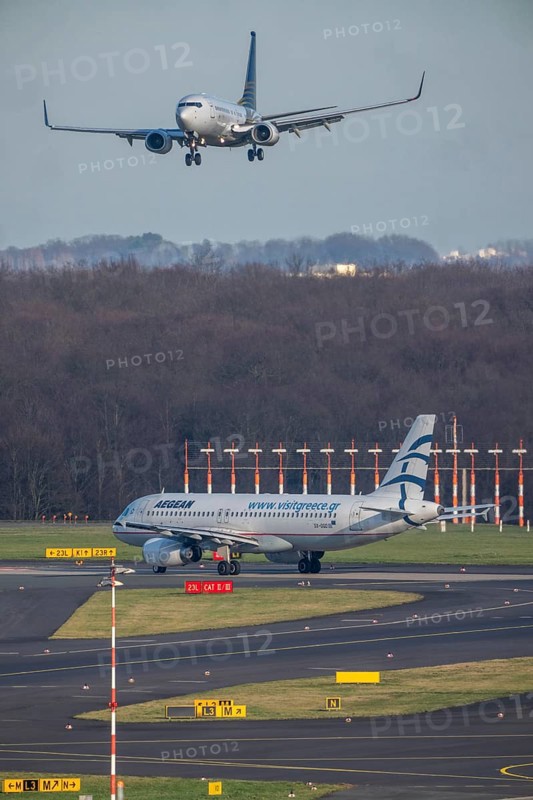 Boeing 737-700 BBJ, Royal Jet, airline from the United Arab Emirates based in Abu Dhabi, luxurious charter plane commuting between the UAE and Europe, Aegean Airbus A320-200 in front of takeoff, Düsseldorf Airport, DUS