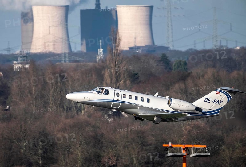 Private aircraft, Austria, OE-FAF Cessna 525A CitationJet CJ2, taking off, in the background the cooling towers of the gas power plant at HKM Hüttenwerg in Duisburg, Düsseldorf airport, DUS