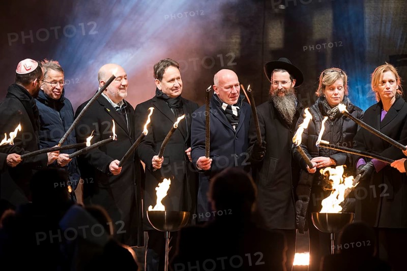 Karsten Dreinhöfer (Chairman of the Margot Friedländer Foundation) and Kai Wegner (Governing Mayor of Berlin) light the fire together with other participants at the lighting ceremony to mark 20 years of Hanukkah in front of the Brandenburg Tor, Berlin, 17 December 2025