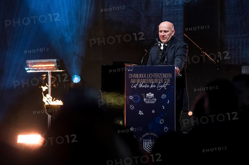 Kai Wegner (Governing Mayor of Berlin) speaks at the lighting of lights to mark 20 years of Hanukkah in front of the Brandenburg Gate, Berlin, 17 December 2025