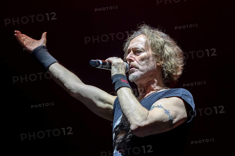 Carl Sentance, singer, NAZARETH, hard rock band, UK, Bending The Rules 2025 tour, live, 17.12.2025, Uber Eats Music Hall, Berlin, Germany < english> NAZARETH, hard rock band, UK, Bending The Rules 2025 tour, live, December 17th, 2025, Uber Eats Music Hall, Berlin, Germany