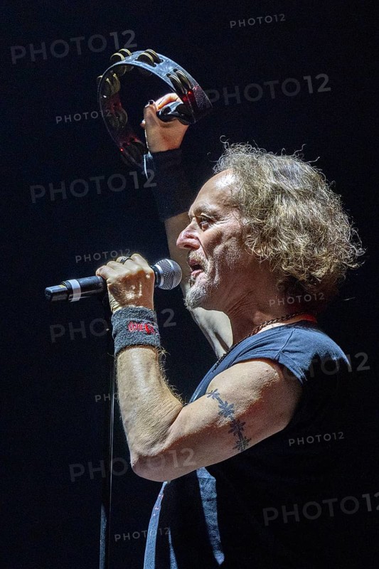 Carl Sentance, singer, NAZARETH, hard rock band, UK, Bending The Rules 2025 tour, live, 17.12.2025, Uber Eats Music Hall, Berlin, Germany < english> NAZARETH, hard rock band, UK, Bending The Rules 2025 tour, live, December 17th, 2025, Uber Eats Music Hall, Berlin, Germany