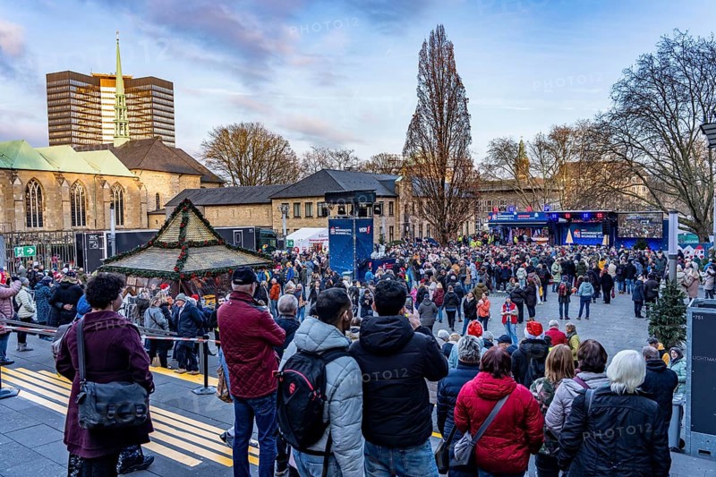 The WDR2 Christmas Miracle, fundraising campaign over 5 days long, non-stop broadcast, 24 hours, by 4 presenters, here the 4th time, this time from Burgplatz in Essen, collecting donations against hunger in the world and for food banks in North Rhine-Westphalia, 15, 644, 256€ were donated, big event with huge reach, North Rhine-Westphalia, Germany