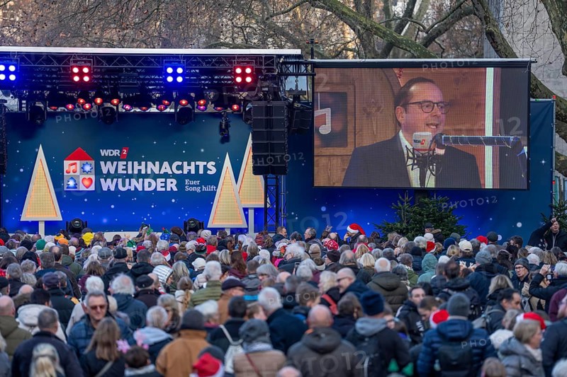 The WDR2 Christmas Miracle, fundraising campaign over 5 days long, non-stop broadcast, 24 hours, by 4 presenters, here the 4th time, this time from Burgplatz in Essen, collecting donations against hunger in the world and for food banks in North Rhine-Westphalia, 15, 644, 256€ were donated, big event with huge reach, Essens OB Thomas Kufen, North Rhine-Westphalia, Germany