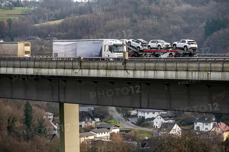 The Wiehl Valley Bridge, A4 motorway, the motorway bridge is considered extremely dilapidated, there is massive damage to the road plate and the main structure of the bridge, repair work below the bridge, traffic only rolls in one lane in each direction, trucks are still allowed to drive there with a maximum of 44 t and must keep a minimum distance of 50 meters, there is a risk of full closure, the bridge is 700 meters long, built in 1970, in Bergische Land, near Weiershagen, belongs to the city of Wiehl, North Rhine-Westphalia, Germany