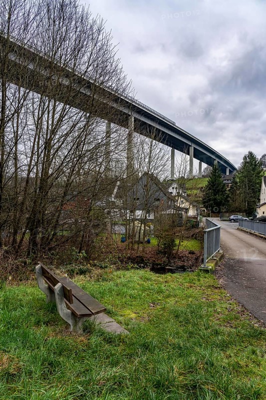 The Wiehl Valley Bridge, A4 motorway, the motorway bridge is considered extremely dilapidated, there is massive damage to the road plate and the main structure of the bridge, traffic only rolls in one lane in each direction, trucks are still allowed to drive there with a maximum of 44t and must keep a minimum distance of 50 meters, there is a risk of full closure, the bridge is 700 meters long, built in 1970, in Bergisches Land, near Weierberg Shagen, belongs to the city of Wiehl, North Rhine-Westphalia, Germany