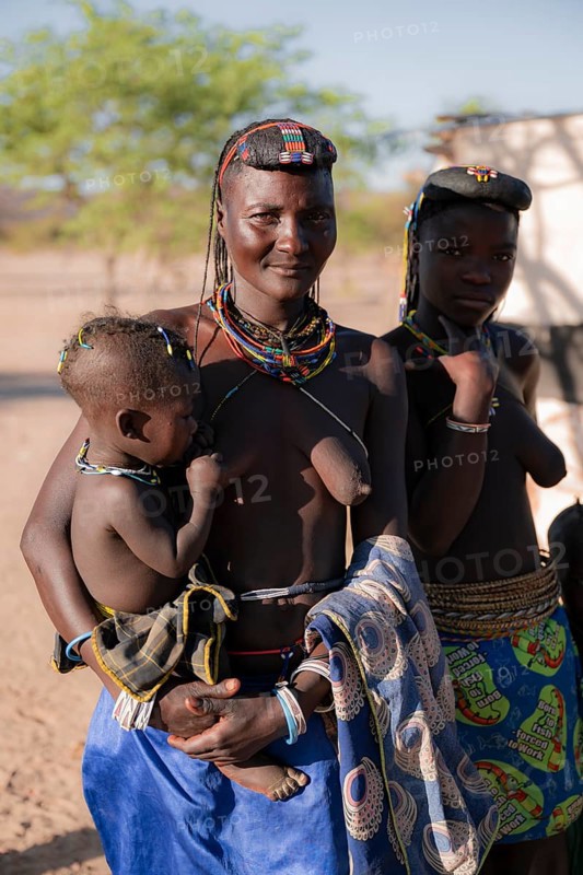 Woman with child, Hakaona tribe, also Havakona or Hakawona, near Opuwo, Kunene, Namibia